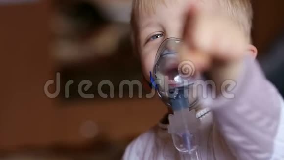 生病的孩子通过雾化器呼吸特写视频的预览图