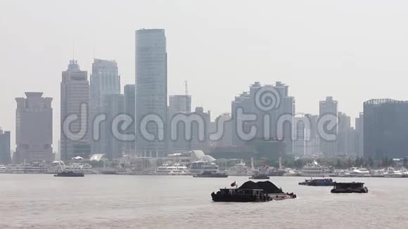 2013年9月10日中国上海船只横渡黄浦江从外滩看视频的预览图