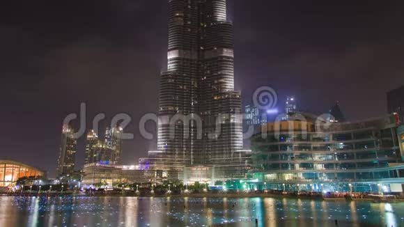 迪拜哈利法塔晚上与音乐喷泉视频的预览图