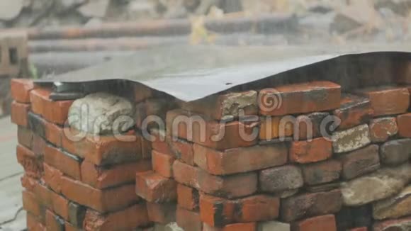 一堆旧砖被大雨淹没了视频的预览图