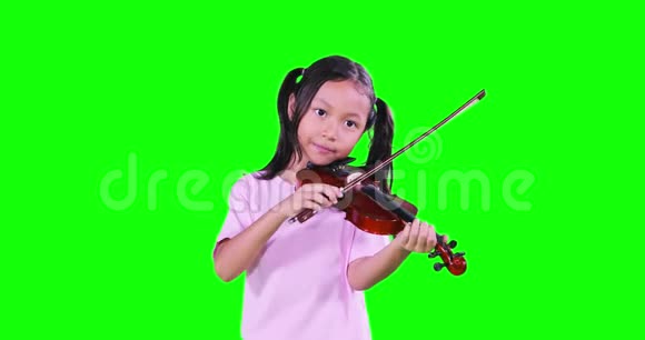 小女孩练习拉小提琴视频的预览图