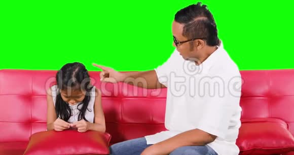 愤怒的父亲责骂和惩罚女儿视频的预览图