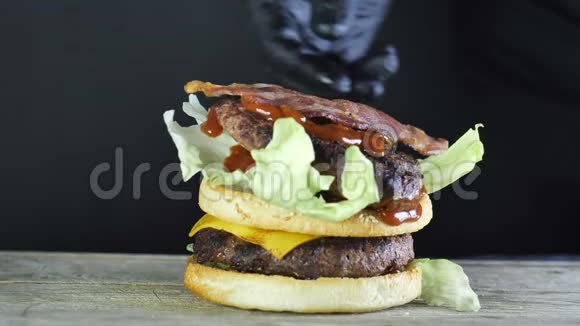 为一个汉堡提供半个面包上面有生菜切片和两片奶酪上面有煤气炉视频的预览图