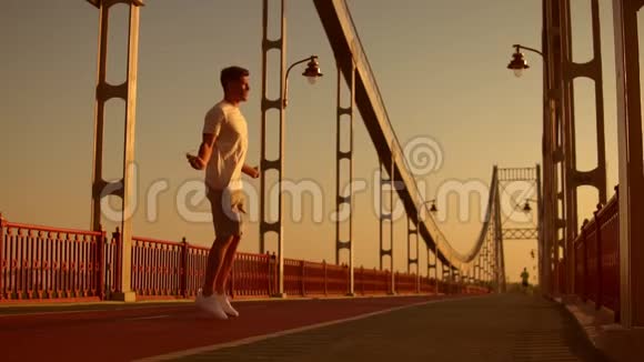 男运动员在桥上跳视频的预览图