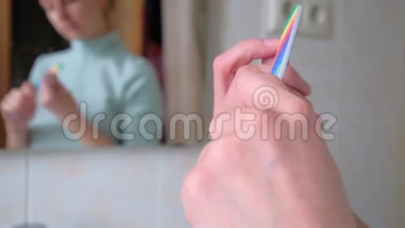 在浴室修指甲的女人视频的预览图