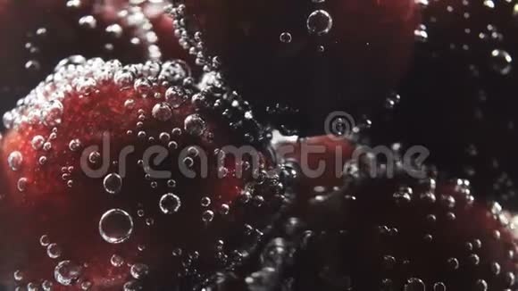 由樱桃和苏打水组成的维生素鸡尾酒视频视频的预览图