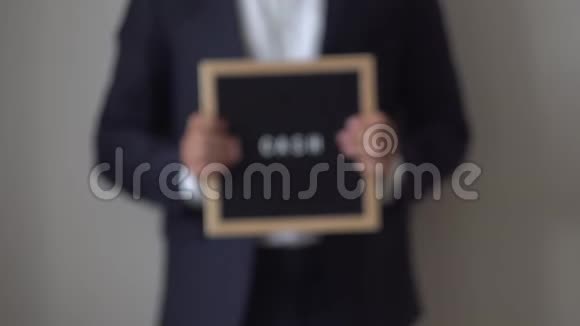 匿名商人手中的文字板上的文字现金视频的预览图