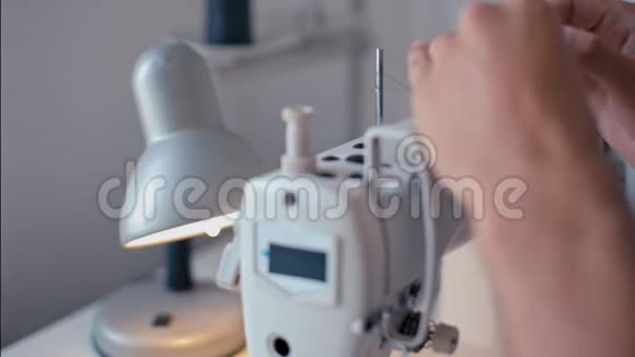 裁缝手准备缝制马什因在时装工作室工作视频的预览图