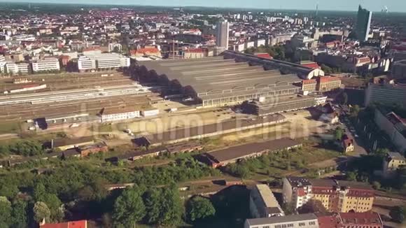 德国莱比锡Hauptbahnhof或市中心火车站的鸟瞰图视频的预览图