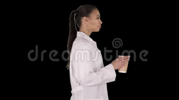 喝咖啡和散步的女医生阿尔法频道视频的预览图