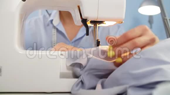 缝纫机和裁缝在工作过程中缝纫生意针线活视频的预览图