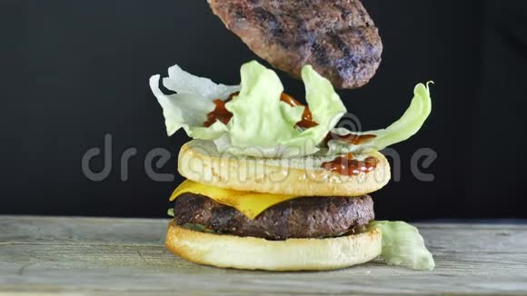 为一个汉堡提供半个面包上面有生菜切片和两片奶酪上面有煤气炉视频的预览图