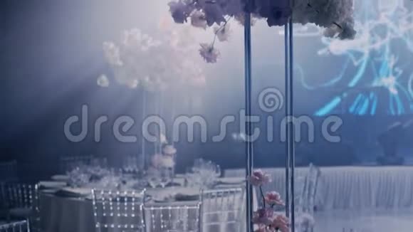 一束美丽的婚礼花束的长花向左向右倾斜视频的预览图