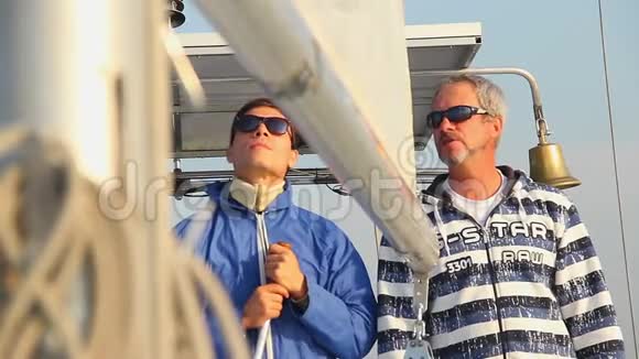 高级船长下令船员在帆船游艇视频的预览图