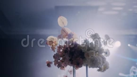 婚礼装饰中的一束漂亮的花从右边到左边视频的预览图