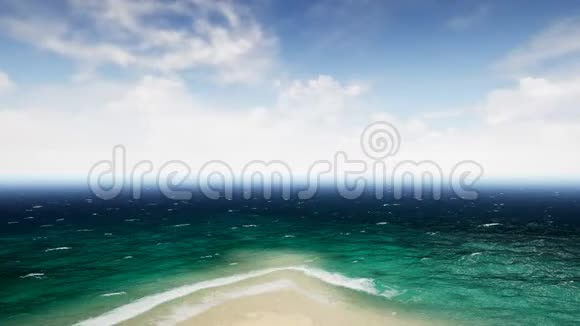在美丽的沙滩上空中观波浪破碎无缝环的动画4k视频的预览图
