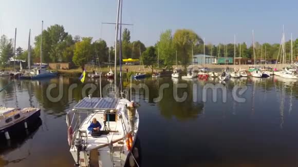 带船的小港口的鸟瞰图游艇保养视频的预览图