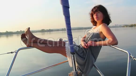 有魅力的女人在帆船上休息度假度假视频的预览图