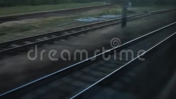 从火车窗口看铁路的分支工人在信号背心视频的预览图