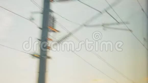 从火车窗口看电线杆上的高压电线视频的预览图