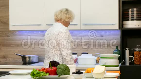 快乐奶奶在厨房做饭视频的预览图