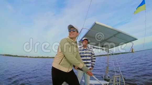 两人乘坐游艇速度活动休息雷加塔运动视频的预览图