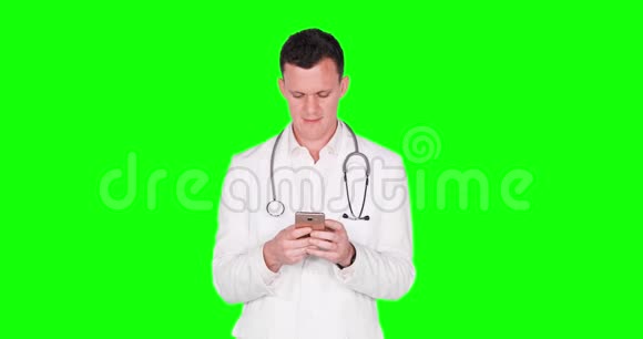 英俊的高加索医生使用智能手机视频的预览图