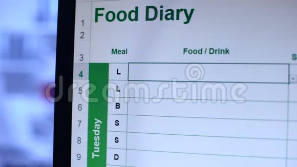 填写网上食物日记的人写食物计算卡路里节食视频的预览图