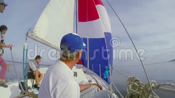 甲板上的游艇船员户外活动团队聚会视频的预览图
