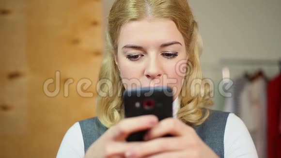 快乐的女人在智能手机屏幕上打字在社交网络上交流视频的预览图