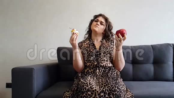 漂亮的女孩配苹果和蛋糕表情选择慢动作视频的预览图