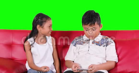 两个孩子为一部智能手机而战视频的预览图