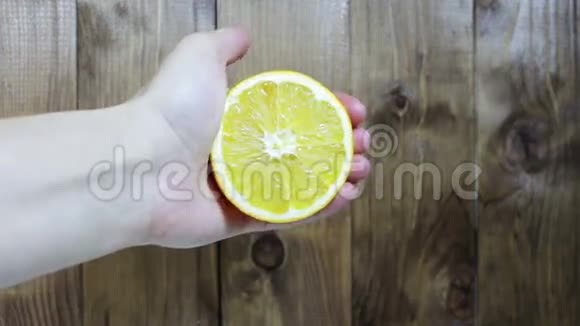 手捏着橙色视频的预览图