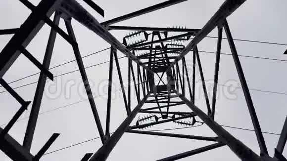 高压电线塔正在纺丝视频的预览图