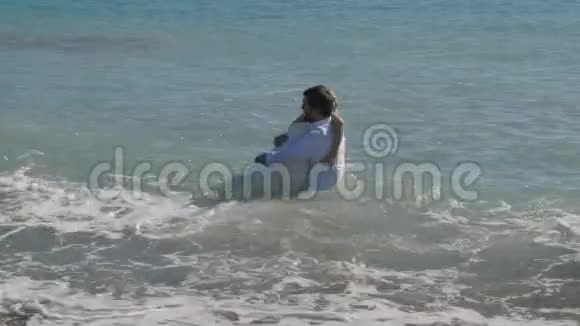 新婚夫妇在海洋中玩得很开心视频的预览图