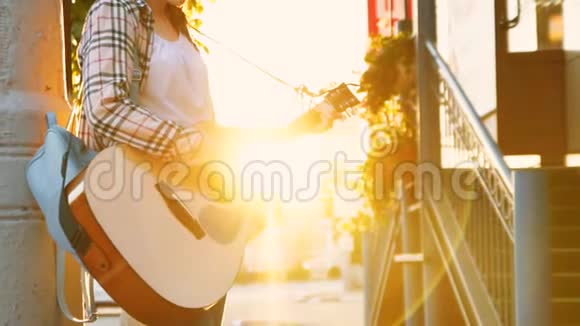 女街头音乐家穿着衬衫弹着吉他慢节奏无法辨认视频的预览图