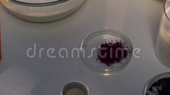 小盘子里的暗红色粉末撒在玻璃平底锅里的酸奶油上视频的预览图