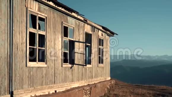 在山上被遗弃的建筑物视频的预览图