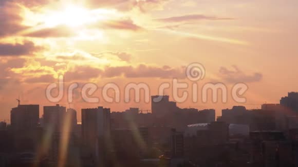 建筑工地起重机和摩天大楼日落时的空中景色视频的预览图