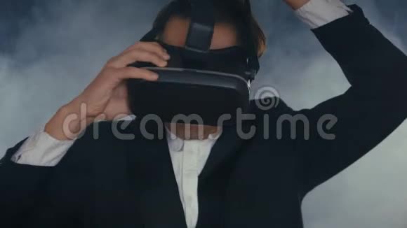 商务人士可在烟雾弥漫的暗室内使用VR耳机视频的预览图