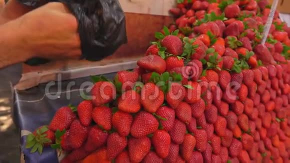 卖家把一个新鲜草莓放进包裹里视频的预览图