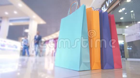 彩包供在商城购物的背景下人特写视频的预览图