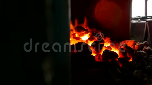 烧火的铁匠铺炉里的炽热金属零件加热金属炉子视频的预览图