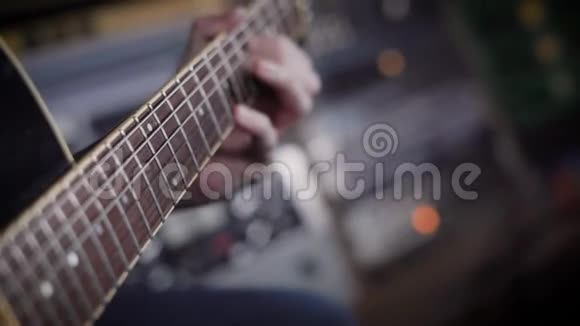 一个低音吉他手在录音室演奏乐器的特写镜头视频的预览图