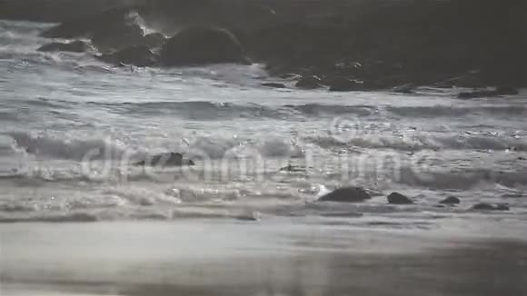 日落时海浪撞击海岸视频的预览图