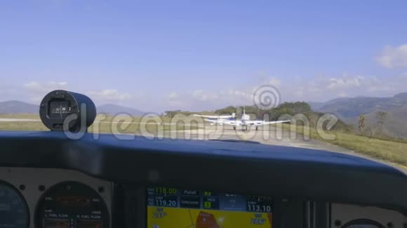 在一个小飞机驾驶舱里等待起飞视频的预览图