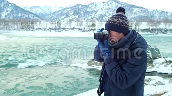 一位摄影师拍了一张山的照片视频的预览图