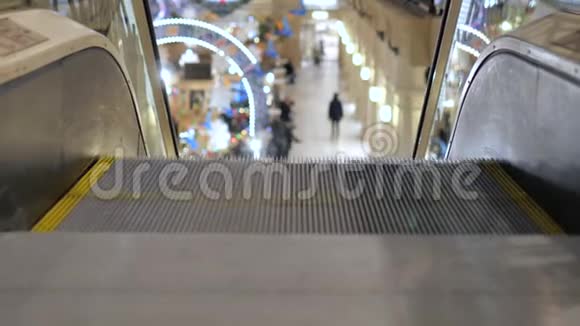 商场特写的扶梯在这种背景下人们对购物失去了关注视频的预览图