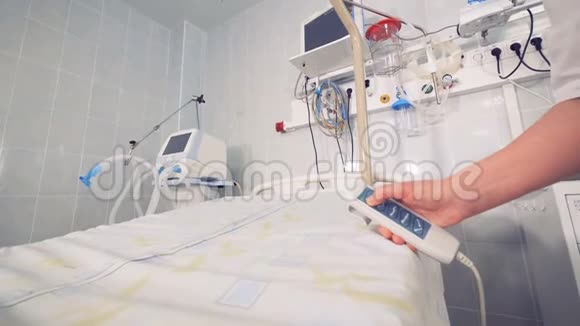 在医生的手中用遥控把病床关上视频的预览图