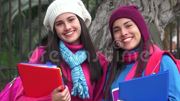 微笑女青少年学生寒冷的天气视频的预览图